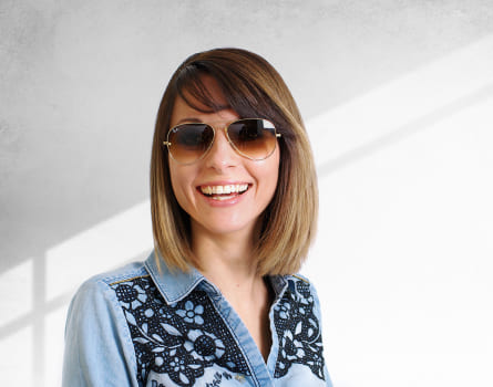Femme au visage ovale portant des Ray-Ban Aviator